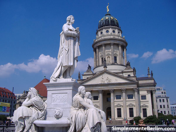 Top 10 atrações de Berlim Gendarmenmarkt - Estátua Schiller com Catedral Francesa ao fundo