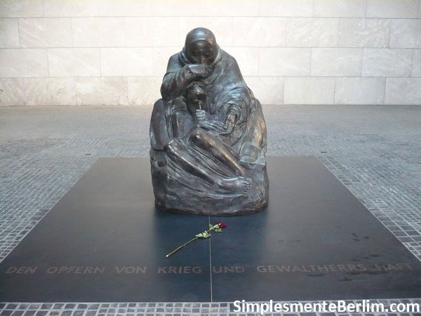 Neue Wache (Nova Casa da Guarda) – Memorial para as Vítimas da Guerra e da Tirania Neue Wache em Berlim