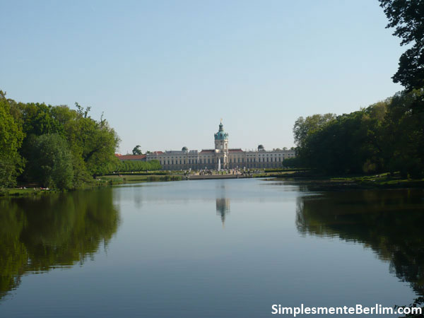 Palácio de Charlottenburg: vista do lago Palácio de Charlottenburg