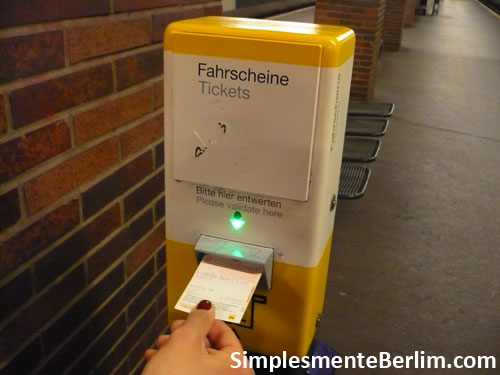 Utilizando os bilhetes e o metrô/ônibus Transporte em Berlim - como usar o metrô