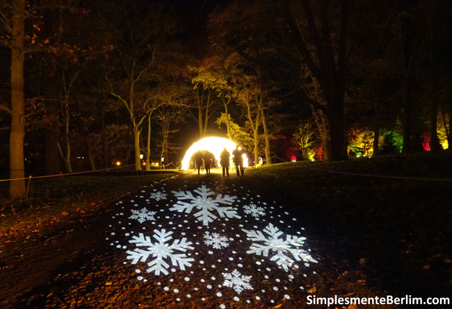 Christmas Garden no Jardim Botânico de Berlim (clique na imagem para ampliar) ChristmasGardenBerlimJardimBotanico_FlocoNeveChao