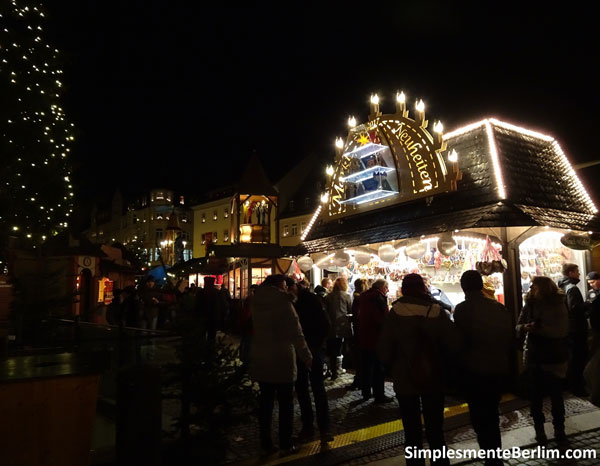 Mercado de Natal em Annaberg-Buchholz MercadoDeNatalAnnabergBuchholz_BarracaComCandelabroNatalino