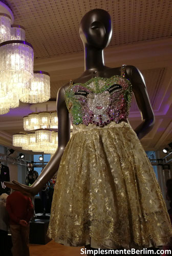 Exposição "Gianni Versace Retrospective" ExposicaoGianniVersaceRetrospectiveBerlim_BustieAdele