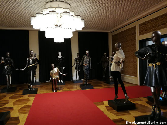 Exposição “Gianni Versace Retrospective” ExposicaoGianniVersaceRetrospectiveBerlim_Geral_Couro