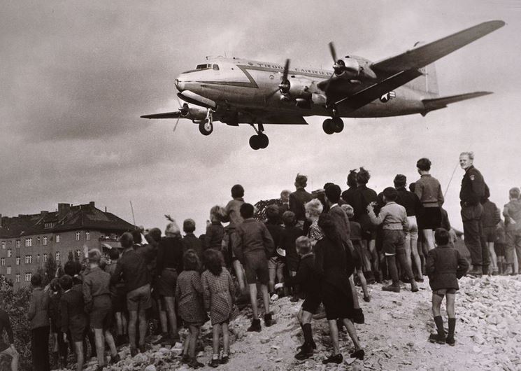 Berlin-Blockade und die Luftbrücke (Bloqueio de Berlim e A Ponte Aérea)