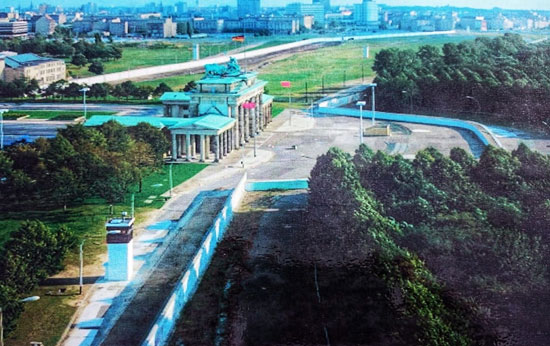 Portão de Brandenburgo com muro de Berlim