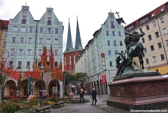 Praça no Nikolaiviertel com a igreja ao fundo